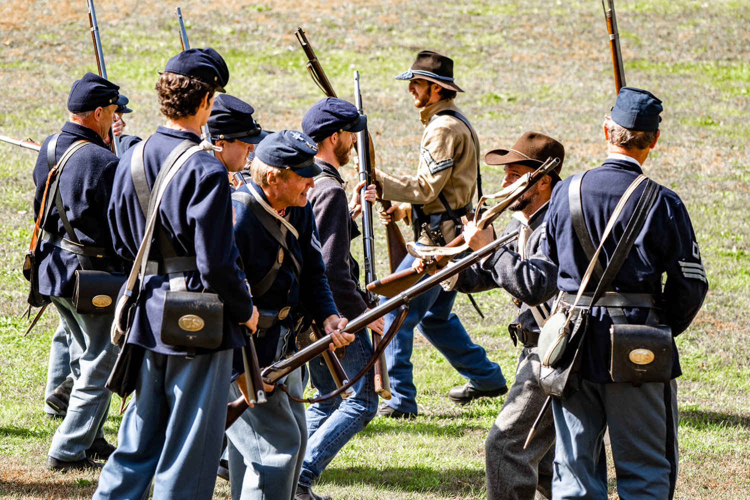 Union and Confederate soldiers on the battlefield.